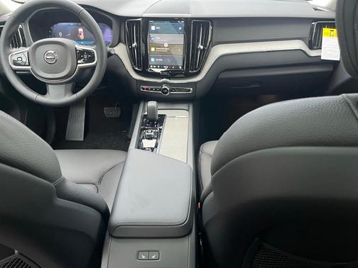 2025 Volvo XC60 Plug-In Hybrid T8 Plus