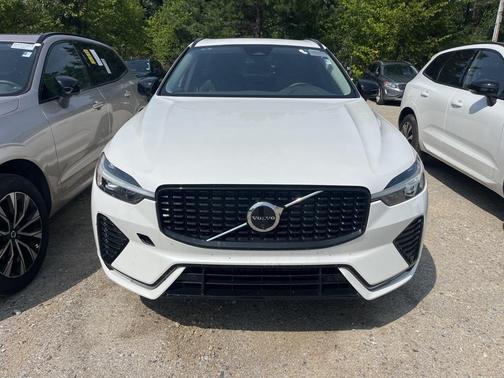 2025 Volvo XC60 B5 Plus Dark Theme