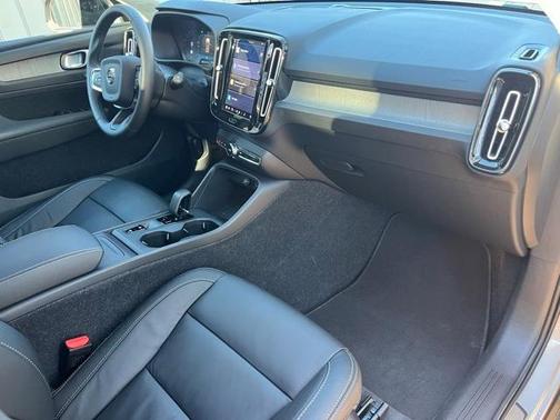 2024 Volvo XC40 B5 Core