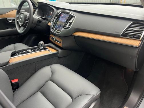 2024 Volvo XC90 B5 Plus Bright Theme