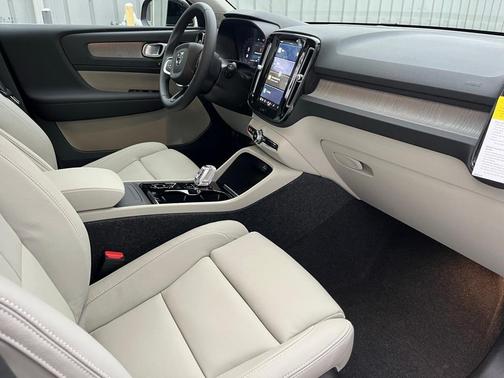 2025 Volvo XC40 B5 Plus Bright Theme