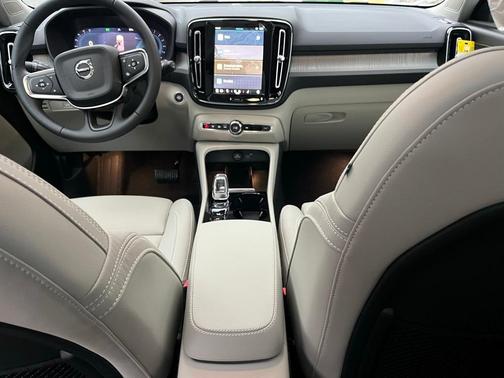 2025 Volvo XC40 B5 Plus Bright Theme
