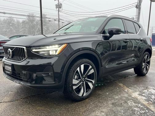 2025 Volvo XC40 B5 Plus Bright Theme