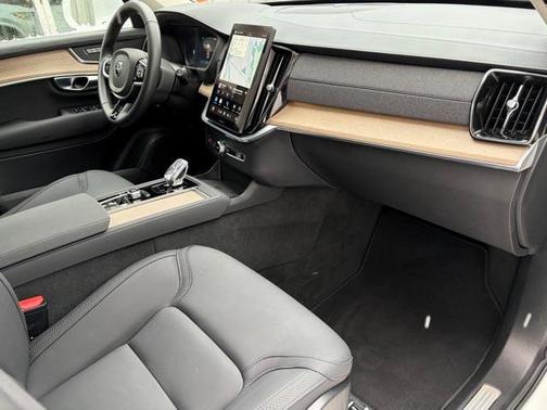 2025 Volvo XC90 B6 Plus 7-Seater