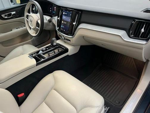 2023 Volvo S60 Recharge Plug-In Hybrid T8 Plus Dark Theme