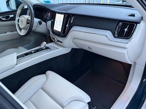 2023 Volvo XC60 B5 Ultimate Bright Theme