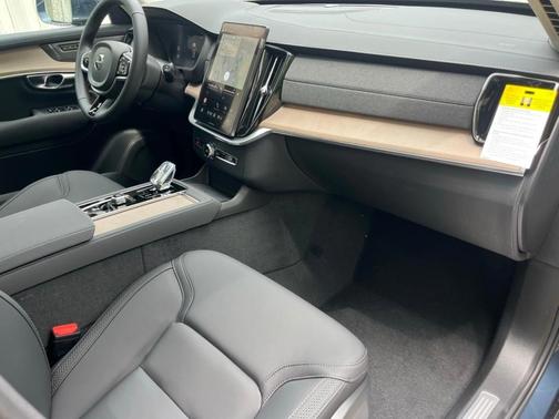 2025 Volvo XC90 Plug-In Hybrid T8 Plus 6-Seater