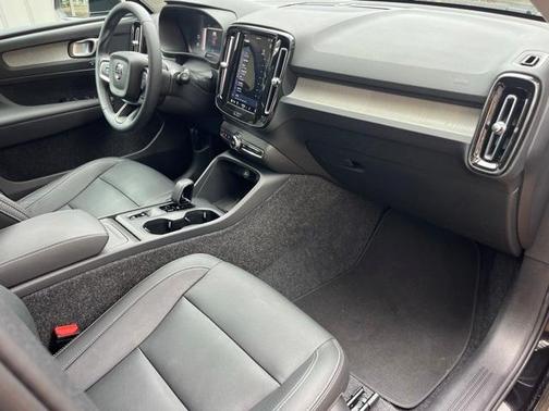 2025 Volvo XC40 B5 Core Bright Theme