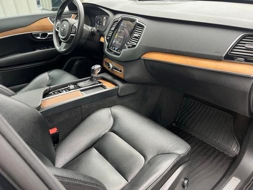 2021 Volvo XC90 T5 Momentum 7 Passenger