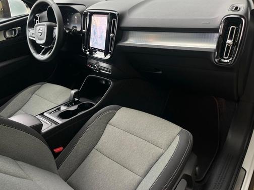 2025 Volvo XC40 B5 Core Bright Theme