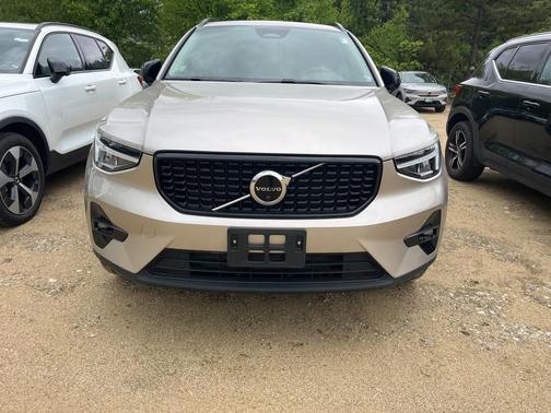 2023 Volvo XC40 B5 Plus Dark Theme