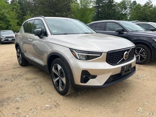 2023 Volvo XC40 B5 Plus Dark Theme