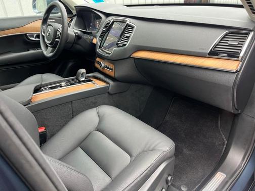 2024 Volvo XC90 B5 Plus Bright Theme