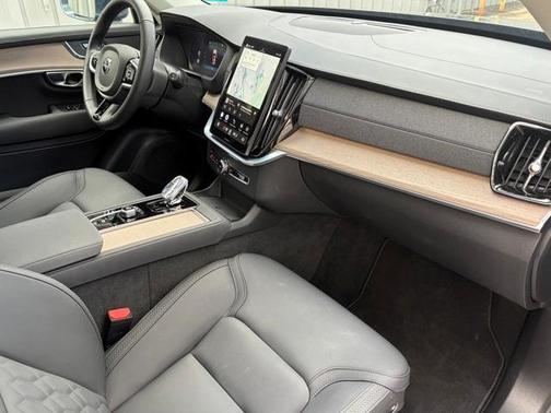 2025 Volvo XC90 B6 Plus 7-Seater