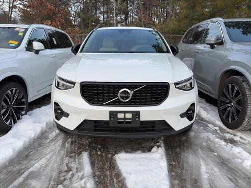 2024 Volvo XC40 B5 Plus Dark Theme