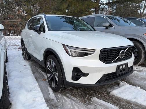2024 Volvo XC40 B5 Plus Dark Theme