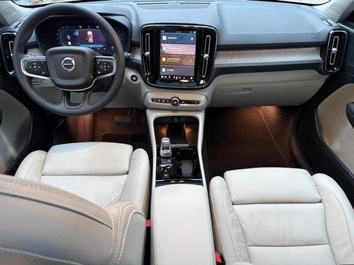 2024 Volvo XC40 B5 Plus Dark Theme