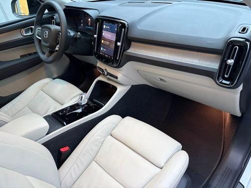 2024 Volvo XC40 B5 Plus Dark Theme