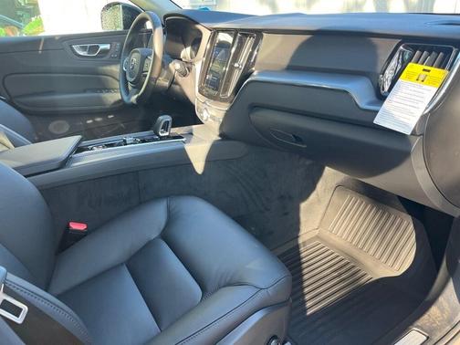 2025 Volvo XC60 B5 Core