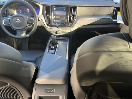 2025 Volvo XC60 B5 Core