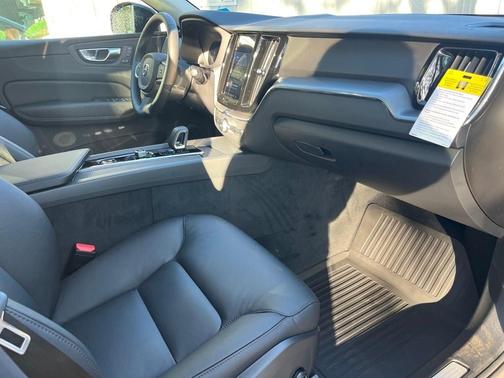 2025 Volvo XC60 B5 Core