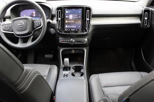 2025 Volvo XC40 B5 Core Bright Theme