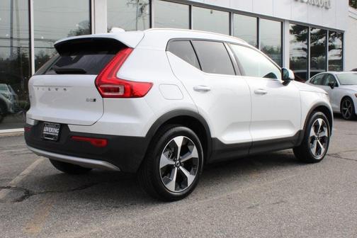 2025 Volvo XC40 B5 Core Bright Theme