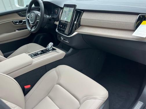 2025 Volvo XC90 B5 Plus 7-Seater