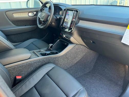 2025 Volvo XC40 B5 Core Bright Theme