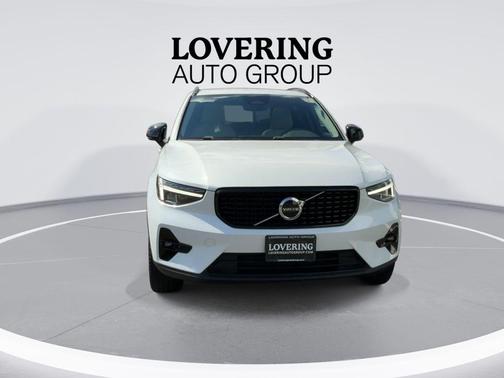 Crystal White 2023 Volvo XC40 B5 Plus Dark Theme