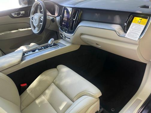 2025 Volvo XC60 B5 Ultra