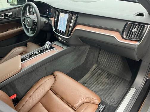 2024 Volvo V60 Cross Country B5 Ultimate
