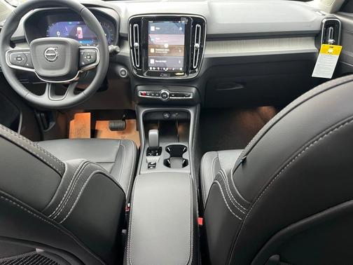 2025 Volvo XC40 B5 Core Bright Theme