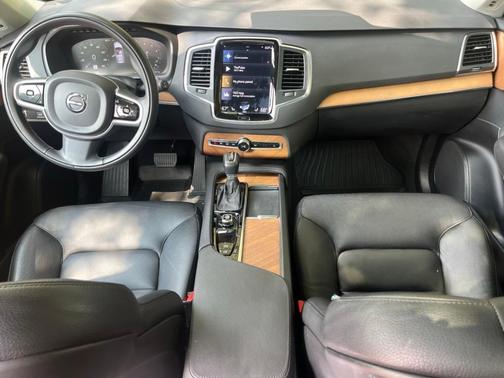 2022 Volvo XC90 T6 Momentum 7 Passenger