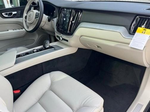 2025 Volvo XC60 Plug-In Hybrid T8 Plus
