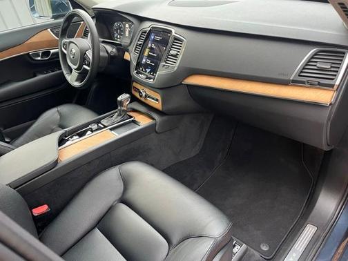 2022 Volvo XC90 T6 Momentum 7 Passenger