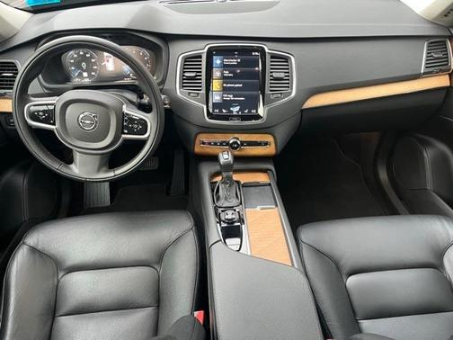 2022 Volvo XC90 T6 Momentum 7 Passenger
