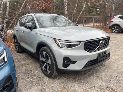 2025 Volvo XC40 B5 Plus Dark Theme