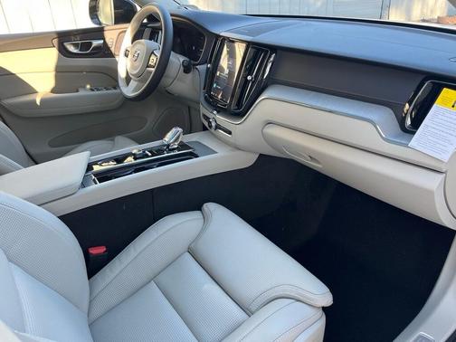 2025 Volvo XC60 B5 Ultra