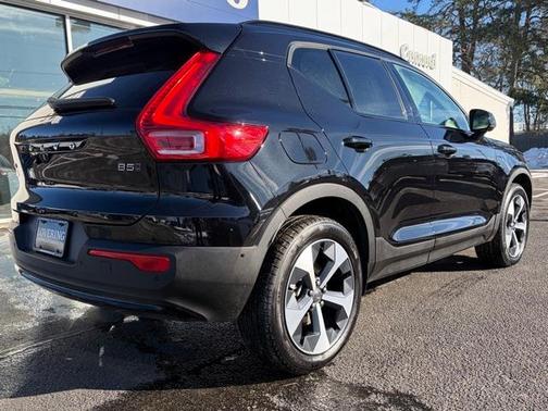 2025 Volvo XC40 B5 Plus Dark Theme