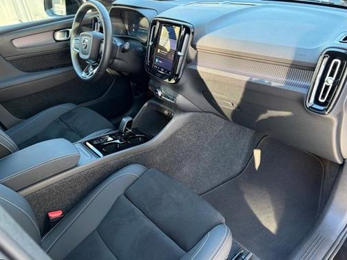 2025 Volvo XC40 B5 Plus Dark Theme