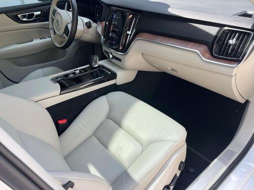 2022 Volvo S60 Recharge Plug-In Hybrid T8 R-Design Expression