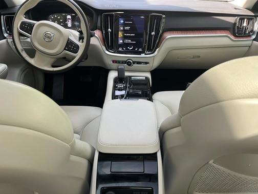 2022 Volvo S60 Recharge Plug-In Hybrid T8 R-Design Expression
