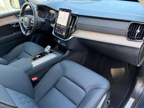 2025 Volvo XC90 B6 Plus 7-Seater