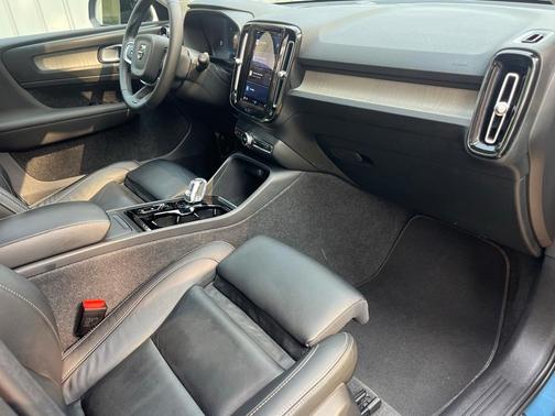 2024 Volvo XC40 B5 Plus Dark Theme