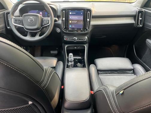 2024 Volvo XC40 B5 Plus Dark Theme