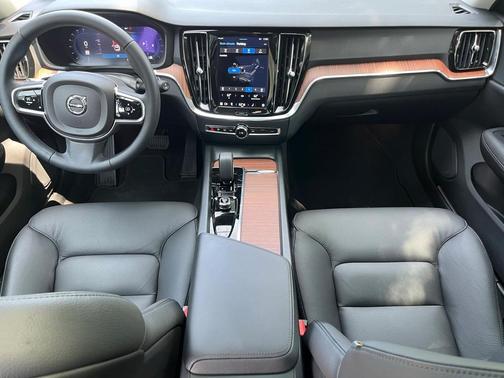2024 Volvo V60 Cross Country B5 Plus