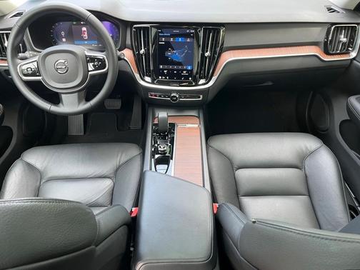 2023 Volvo V60 Cross Country B5 Plus