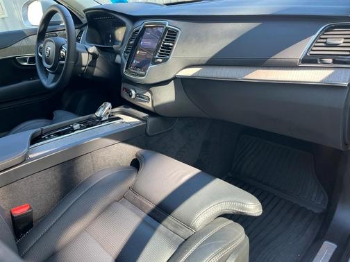 2024 Volvo XC90 Recharge Plug-In Hybrid T8 Ultimate Bright Theme 7-Seater