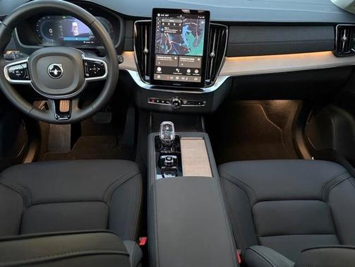 2025 Volvo XC90 B6 Plus 7-Seater